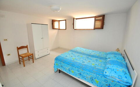 Appartamento Calanca, Marina di Mancaversa: Cama, Habitación, Suelo, Sábana, Mueble, Lecho, Madera, Diseño De Interiores, Piso, Habitación