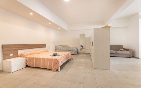 Appartamento Monomare, Gallipoli: Piso, Suelo, Diseño De Interiores, Madera, Techo, Mueble, Habitación, Habitación, Cama, Departamento