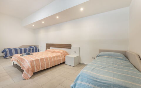 Appartamento Monomare, Gallipoli: Suelo, Piso, Diseño De Interiores, Madera, Habitación, Techo, Mueble, Cama, Habitación, Lecho