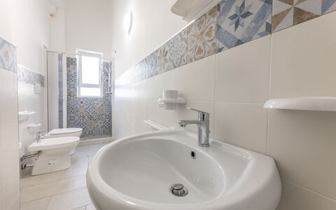 Appartamento Monomare, Gallipoli: Piso, Suelo, Diseño De Interiores, Loseta, Arreglo De Tubería, Techo, Baño, Habitación, Lavabo