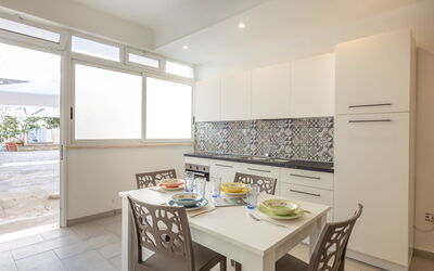 Appartamento Monomare, Gallipoli: Piso, Diseño De Interiores, Suelo, Mueble, Cocina, Mostrador, Electrodoméstico, Techo, Departamento, Habitación