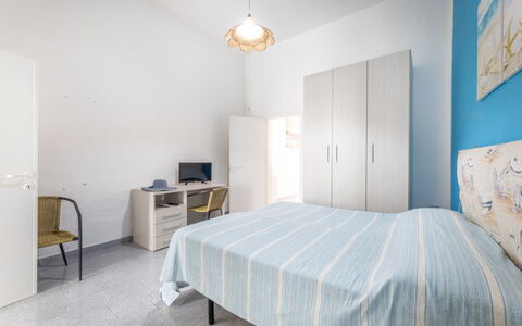 Casa Marinella, Marina di Mancaversa: Mueble, Pared, Diseño De Interiores, Habitación, Cama, Sábana, Suelo, Piso, Lecho, Techo