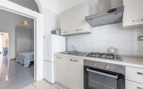Casa Marinella, Marina di Mancaversa: Piso, Electrodoméstico, Cocina, Suelo, Aparato De Cocina, Diseño De Interiores, Mostrador, Gabinetes, Mueble, Departamento