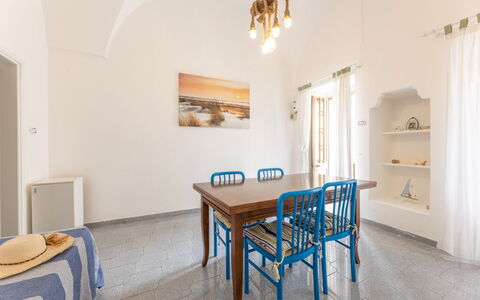 Casa Marinella, Marina di Mancaversa: Mueble, Piso, Suelo, Diseño De Interiores, Techo, Mesa, Silla, Habitación, Cocina Y Comedor Mesa