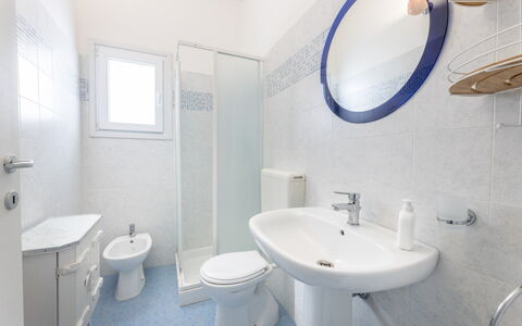 Casa Marinella, Marina di Mancaversa: Piso, Suelo, Diseño De Interiores, Arreglo De Tubería, Habitación, Techo, Baño, Baño, Plomería, Loseta