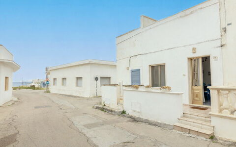 Casa Marinella, Marina di Mancaversa: Pared, Arquitectura, Barrio Residencial, Casa, Asentamientos Humanos, Material Compuesto, Hormigón, Suministro Eléctrico, Suburbio, Yeso