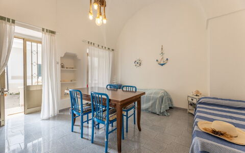 Casa Marinella, Marina di Mancaversa: Piso, Suelo, Techo, Diseño De Interiores, Mueble, Habitación, Silla, Salón, Loseta