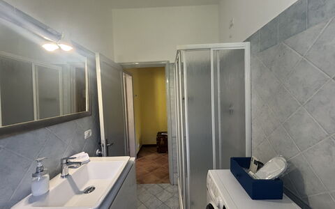 Apartment, Garden, Beigua Unesco Global Geopark: Piso, Suelo, Diseño De Interiores, Arreglo De Tubería, Techo, Habitación, Plomería, Encendiendo, Baño, Grifo