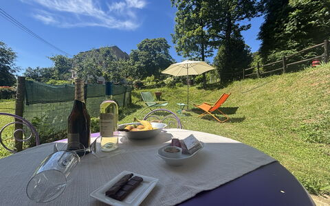 La Montagna al Mare, Relax sul Beigua: Jardín, Césped, Mesa Al Aire Libre, Mueble Para Exteriores, Paisajismo, Yarda, Patio Interior, Parque, Eco Hotel, Sombra