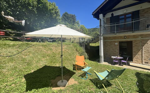 La Montagna al Mare, Relax sul Beigua: Sombra, Césped, Jardín, Ocio, Patio Interior, Paraguas, Yarda, Paisajismo, Mueble Para Exteriores, Eco Hotel