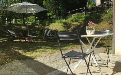 Apartment, Garden, Beigua Unesco Global Geopark: Mueble, Mueble Para Exteriores, Silla, Mesa, Mesa Al Aire Libre, Silla Plegable, Sombra, Jardín, Cocina Y Comedor Mesa, Paraguas