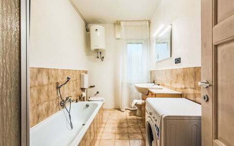 Livia: Piso, Arreglo De Tubería, Baño, Suelo, Diseño De Interiores, Plomería, Techo, Grifo, Habitación, Baño