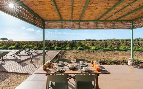 Mami: Mueble, El Terreno Del Lote, Sombra, Estructura Al Aire Libre, Mueble Para Exteriores, Jardín, Silla, Eco Hotel, Pabellón, Paisajismo