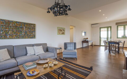 Mami: Mueble, Piso, Diseño De Interiores, Suelo, Madera, Sofá, Techo, Habitación, Mesa, Sala