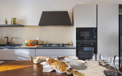 Mami: Cocina, Aparato De Cocina, Mostrador, Diseño De Interiores, Mueble, Electrodoméstico, Piso, Estufa De Cocina, Electrodoméstico, Gabinetes