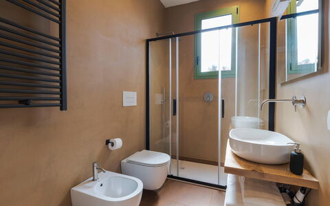 Mami: Piso, Arreglo De Tubería, Diseño De Interiores, Baño, Suelo, Lavabo, Plomería, Grifo, Mueble, Habitación