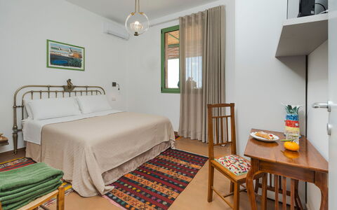 Mami: Pared, Diseño De Interiores, Mueble, Habitación, Departamento, Cama, Suelo, Habitación, Sábana, Marco De La Cama