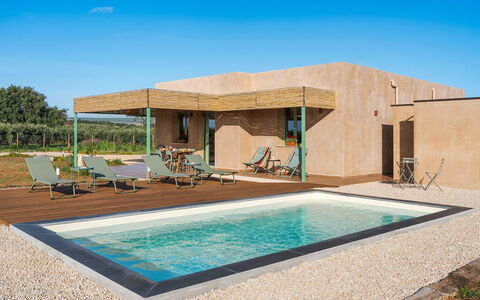 Mami: Piscina, Recurso, Mueble Para Exteriores, El Terreno Del Lote, Material Compuesto, Sombra, Eco Hotel, Sunlounger, Paisajismo, Paraguas