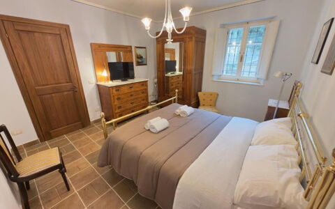 Villa Montepulciano Vineyard: Mueble, Diseño De Interiores, Suelo, Piso, Cama, Madera, Habitación, Techo, Habitación, Encendiendo