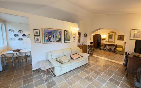 Villa Montepulciano Vineyard: Mueble, Piso, Diseño De Interiores, Suelo, Sofá, Techo, Madera, Sala, Habitación, Encendiendo