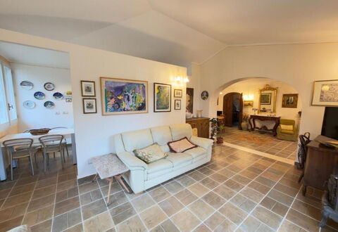 Villa Montepulciano Vineyard and Pool Retreat: Mueble, Piso, Diseño De Interiores, Suelo, Sofá, Techo, Madera, Sala, Habitación, Encendiendo