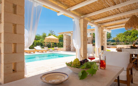 Trulli Valle D'Itria - Martina Franca: Mueble Para Exteriores, Piscina, Recurso, Silla, Sombra, Inmuebles, Patio, Diseño, Paraguas, Villa
