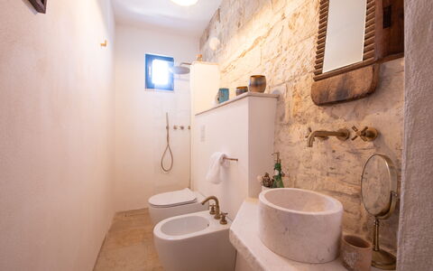 Trulli Valle D'Itria - Martina Franca: Pared, Piso, Arreglo De Tubería, Suelo, Baño, Diseño De Interiores, Plomería, Lavabo Del Baño, Asiento Del Baño, Lavabo