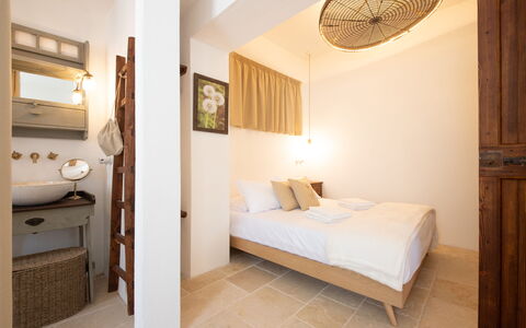 Trulli Valle D'Itria - Martina Franca: Pared, Diseño De Interiores, Suelo, Piso, Habitación, Madera, Cama, Techo, Mueble, Habitación