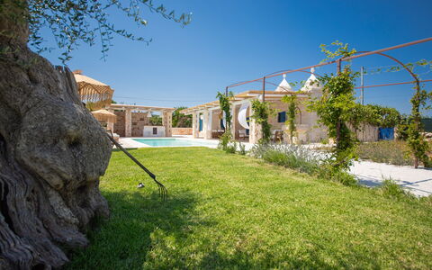 Trulli Valle D'Itria - Martina Franca: Piscina, Recurso, Inmuebles, Sombra, Hacienda, Mueble Para Exteriores, Villa, Eco Hotel, Estructura Al Aire Libre, Maceta