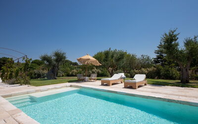 Trulli Valle D'Itria - Martina Franca: Piscina, Recurso, Jardín, Paisajismo, Sombra, Fuente De Agua, Inmuebles, Ocio, Hacienda, Eco Hotel