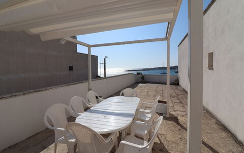 Giulia: Material Compuesto, Sombra, Mueble Para Exteriores, Balcón, Silla, Estructura Al Aire Libre, Pérgola, La Luz Del Día, Cubierta, Ático