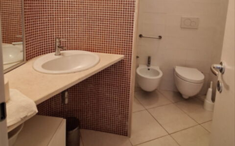 Rocciarossa: Baño, Pared, Arreglo De Tubería, Lavabo Del Baño, Piso, Suelo, Diseño De Interiores, Baño, Asiento Del Baño, Plomería