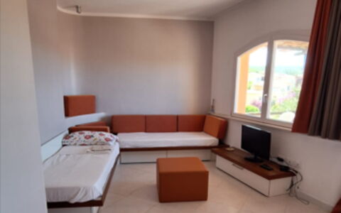 Rocciarossa: Mueble, Piso, Suelo, Diseño De Interiores, Sofá, Sala, Habitación, Departamento, Televisión