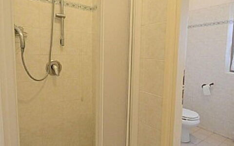 Villa Castellani: Suelo, Piso, Arreglo De Tubería, Plomería, Baño, Habitación, Puerta, Ducha, Puerta De La Ducha, Loseta