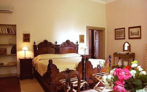 Villa Castellani: Mueble, Diseño De Interiores, Cama, Habitación, Madera, Habitación, Piso, Sábana, Lecho, Suelo