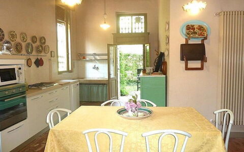 Villa Castellani: Mueble, Diseño De Interiores, Piso, Madera, Mesa, Suelo, Comedor, Silla, Cocina Y Comedor Mesa, Encendiendo