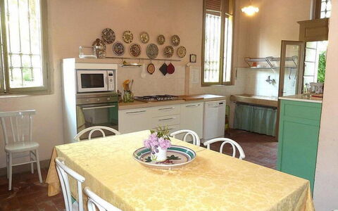 Villa Castellani: Mueble, Diseño De Interiores, Piso, Madera, Mesa, Cocina, Suelo, Habitación, Cocina Y Comedor Mesa, Aparato De Cocina