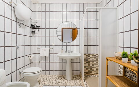 Stella Marina: Diseño De Interiores, Piso, Asiento Del Baño, Baño, Suelo, Arreglo De Tubería, Baño, Plomería, Loseta, Techo
