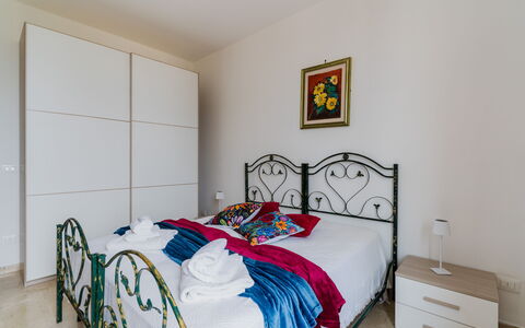 Stella Marina: Cama, Mueble, Habitación, Diseño De Interiores, Sábana, Lecho, Piso, Suelo, Habitación, Linos