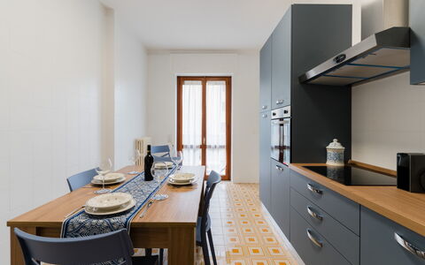 Stella Marina: Cocina, Mostrador, Mueble, Gabinetes, Diseño De Interiores, Piso, Aparato De Cocina, Madera, Suelo, Electrodoméstico