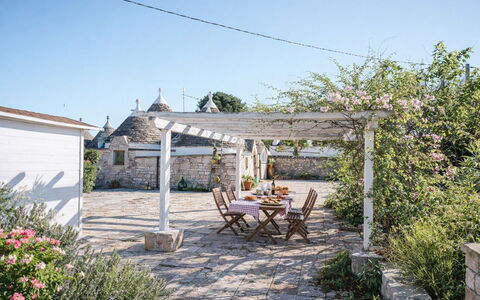 Trulli al Verde Viburno: Losa, Maceta, Jardín, Sombra, Estructura Al Aire Libre, Planta De Casa, Paisajismo, Yarda, Pérgola, Guijarro