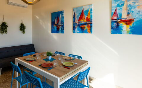 Orizzonte Blu Alassio: Mueble, Diseño De Interiores, Madera, Mesa, Silla, Piso, Suelo, Cocina Y Comedor Mesa, Habitación, Comedor