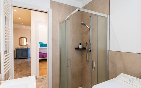 Orizzonte Blu Alassio: Piso, Arreglo De Tubería, Diseño De Interiores, Pared, Suelo, Baño, Plomería, Encendiendo, Grifo, Puerta