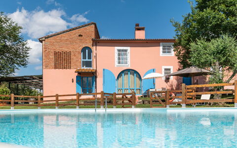 Agriturismo le Due Querce: Mueble Para Exteriores, Inmuebles, Paraguas, Hacienda, Jardín, Yarda, Silla, Villa, Mesa Al Aire Libre, Casa De Campo