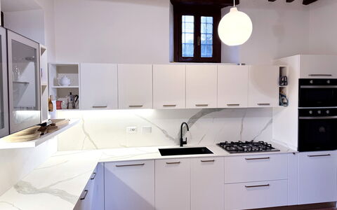 Villa Ulivacci: Cocina, Mostrador, Piso, Diseño De Interiores, Mueble, Gabinetes, Electrodoméstico, Casa, Aparato De Cocina, Suelo