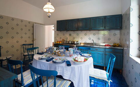 Villa Sam: Mueble, Azul, Diseño De Interiores, Piso, Mesa, Textil, Comedor, Manteles, Encendiendo, Silla