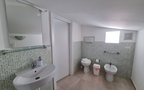 Borgo Vigata 3: Baño, Lavabo Del Baño, Arreglo De Tubería, Piso, Suelo, Lavabo, Diseño De Interiores, Baño, Grifo, Plomería