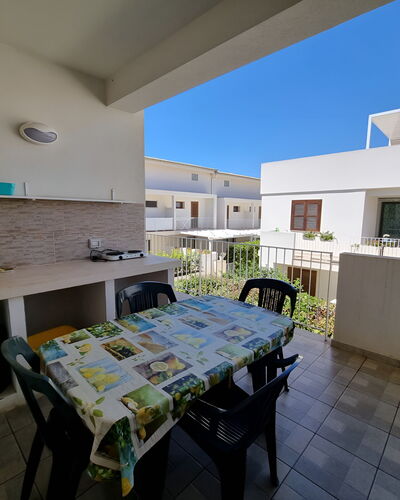 Borgo Vigata 3: Barrio Residencial, Departamento, Asentamientos Humanos, Diseño Urbano, Balcón, Sombra, Condominio, Yarda, Patio, Mueble Para Exteriores