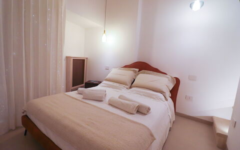 Bacchus: Historic Charming Home: Cama, Habitación, Diseño De Interiores, Madera, Suelo, Sábana, Piso, Techo, Lecho, Mueble