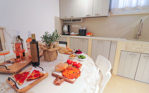 Bacchus: Historic Charming Home: Comida, Mueble, Vajilla, Diseño De Interiores, Mostrador, Habitación, Aparato De Cocina, Cocina, Gabinetes, Silla
